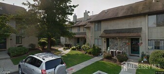 29 Hampshire Dr in Plainsboro, NJ - Building Photo
