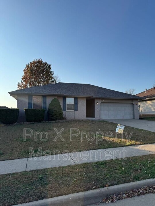 841 S Hazelnut Ave in Springfield, MO - Building Photo