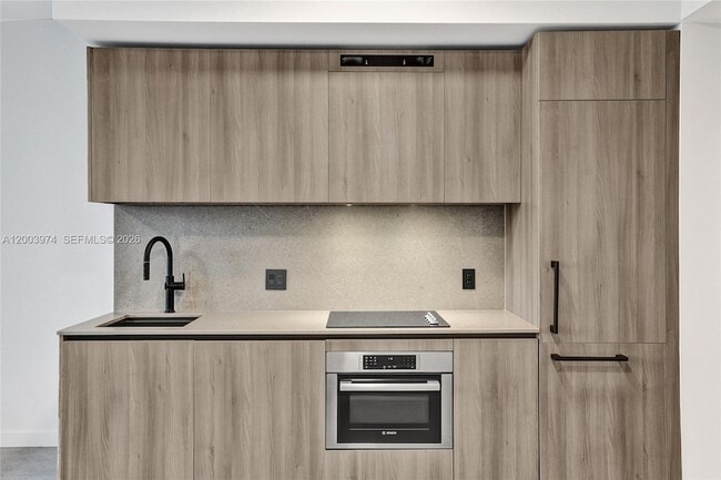 121 NE 5th St, Unit 807 in Miami, FL - Foto de edificio - Building Photo