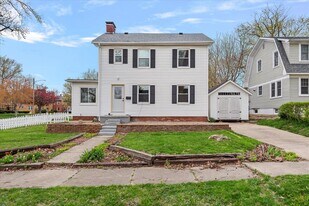 1980 W Forest Ave in Decatur, IL - Building Photo