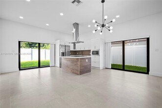 1041 W Lakewood Rd in West Palm Beach, FL - Foto de edificio - Building Photo