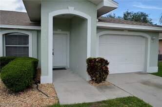 3824 SE 11th Ave in Cape Coral, FL - Building Photo - Building Photo