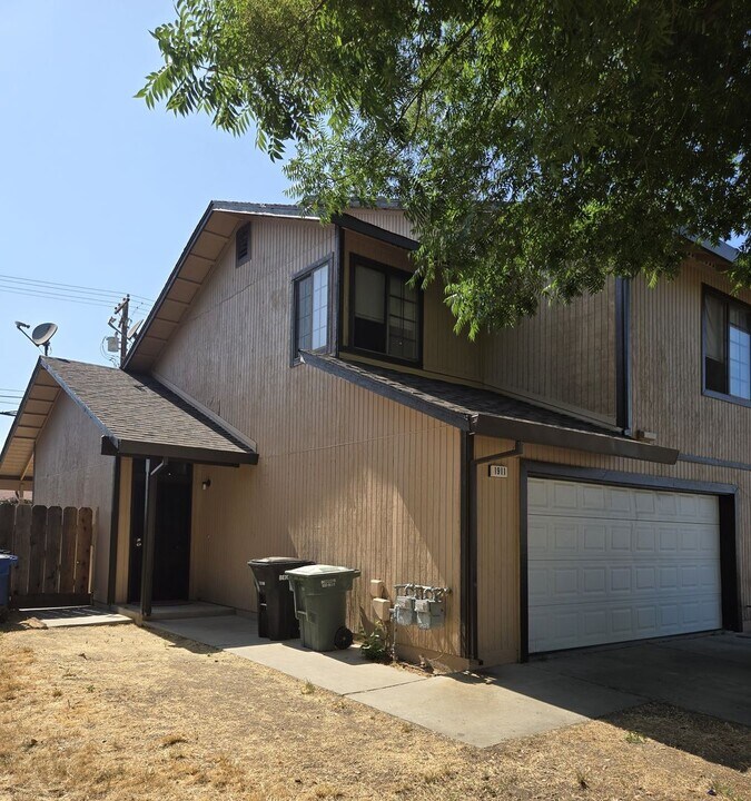 1911 Glen Ridge Dr in Ceres, CA - Building Photo
