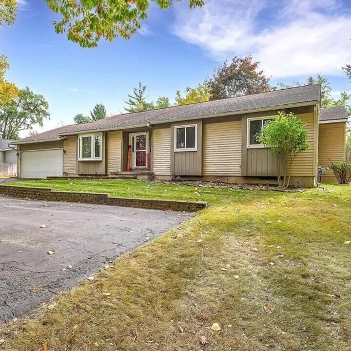 3492 Yarney Rd in Waterford Township, MI - Building Photo