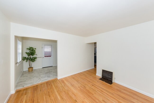 2232 S Carmelina Ave, Unit 2232 in Los Angeles, CA - Building Photo - Building Photo