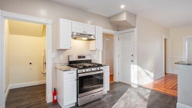 32 Robinson St, Unit 1 in Boston, MA - Foto de edificio - Building Photo