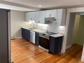 223 Park Rd in West Hartford, CT - Building Photo - Building Photo