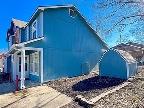 1327 E 21st Ter in Lawrence, KS - Foto de edificio - Building Photo