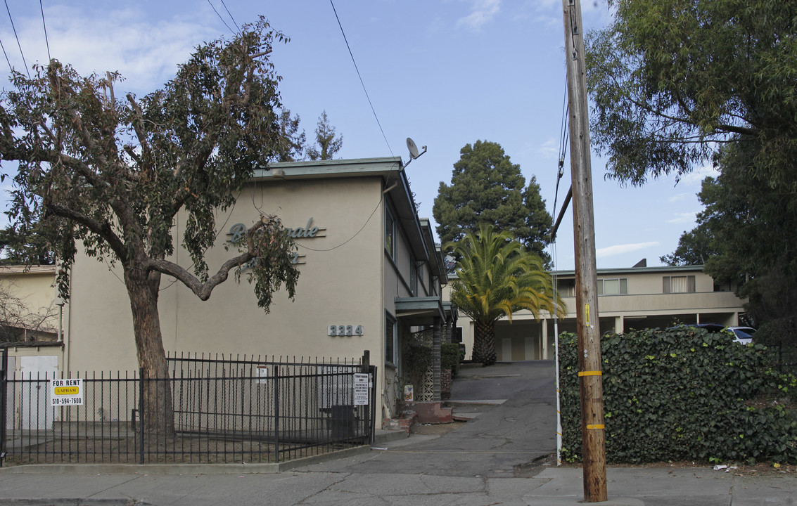 Brookdale Manor Apartments in Oakland, CA - Building Photo