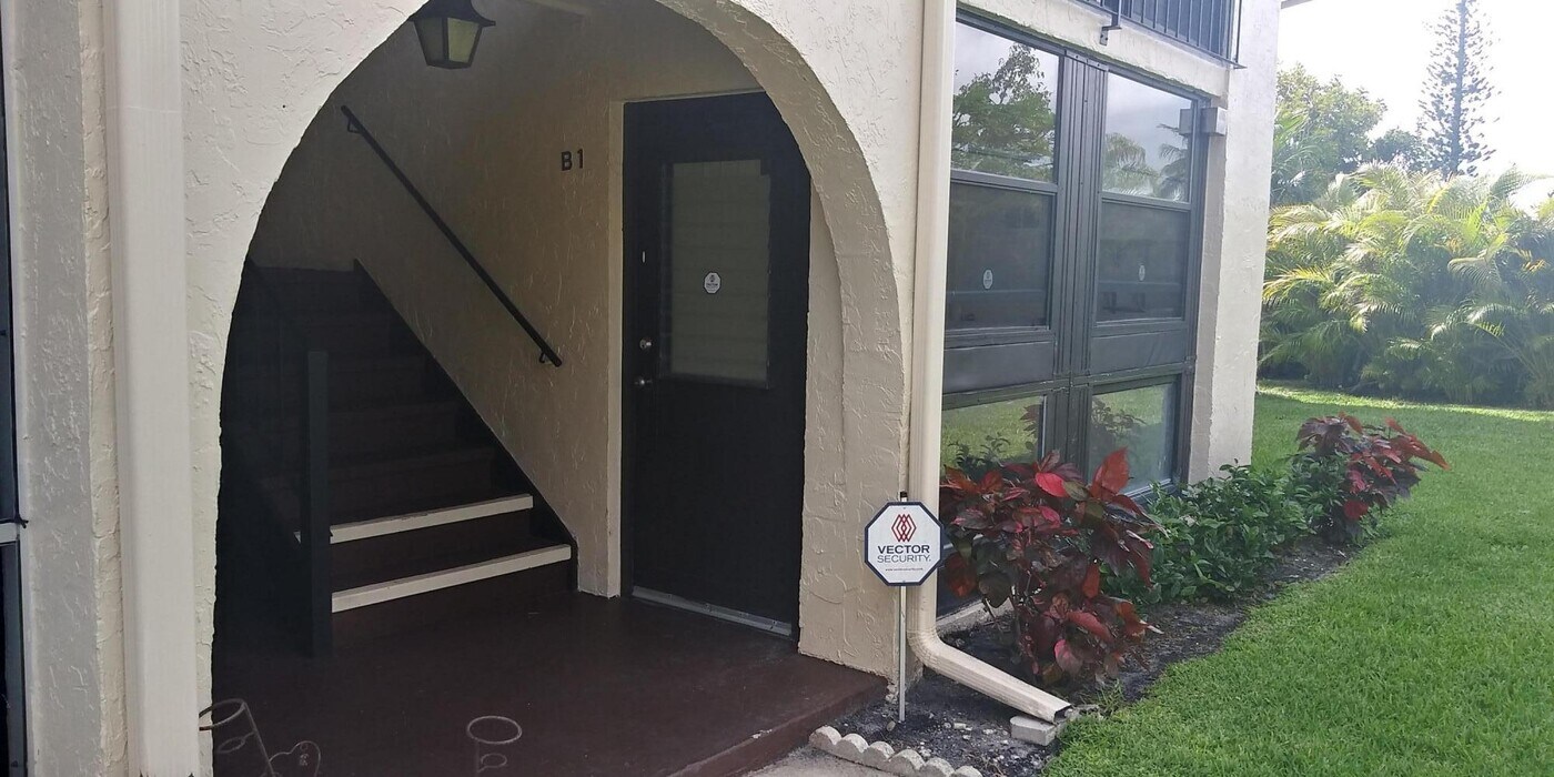 5971 La Pinata Blvd in Greenacres, FL - Building Photo