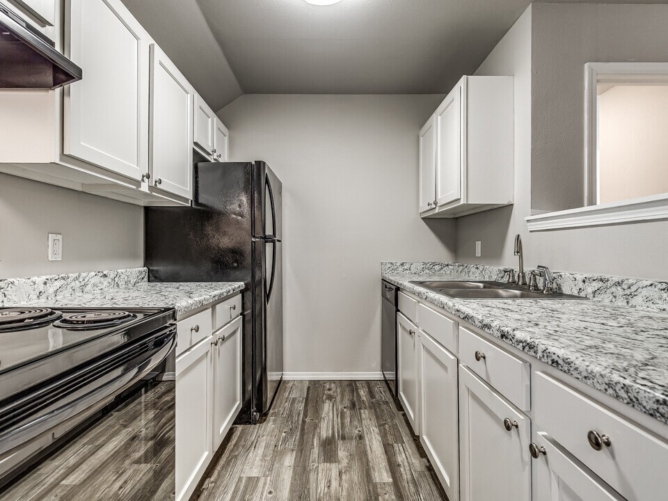 Village Creek at 67th in Tulsa, OK - Foto de edificio