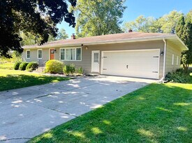 275 Oak St in Rockford, MI - Building Photo