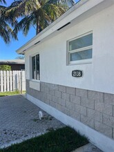 2138 NW 26th St-Unit -B in Miami, FL - Foto de edificio - Building Photo