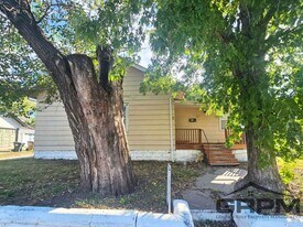 12 S Plum St in Hutchinson, KS - Building Photo