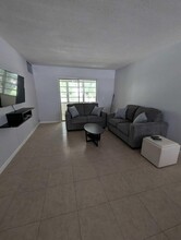 2213 NE 1st Ct, Unit 203 in Boynton Beach, FL - Foto de edificio - Building Photo