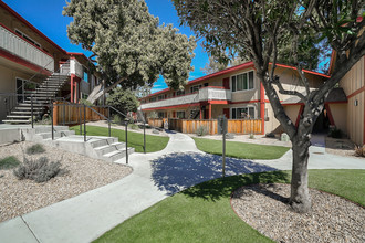 Hidden Garden Apartments in Mountain View, CA - Foto de edificio - Building Photo