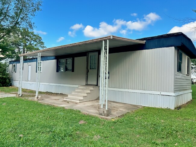 1100 W Locust St in Canton, IL - Building Photo - Building Photo