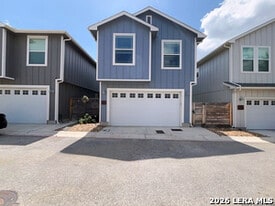 1511 E Sandalwood Ln in San Antonio, TX - Building Photo