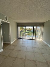 1493 Lake Crystal Dr, Unit F in West Palm Beach, FL - Foto de edificio - Building Photo