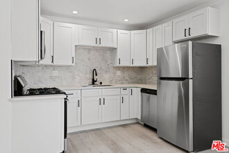 3018 W Riverside Dr-Unit -3018.5 in Burbank, CA - Foto de edificio - Building Photo