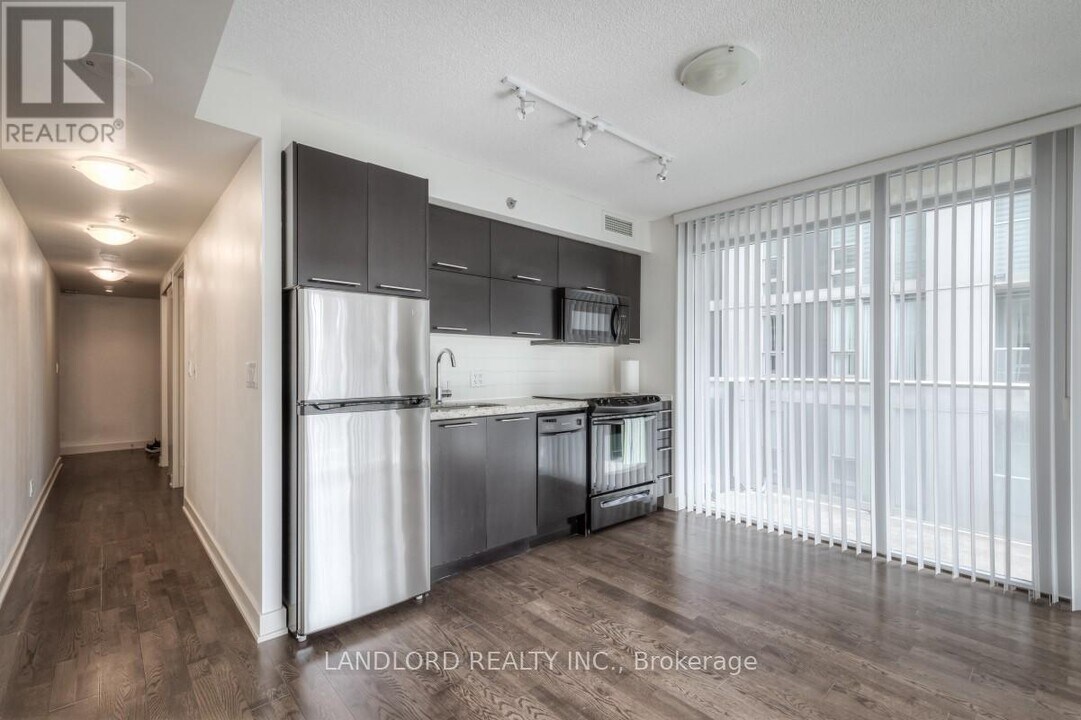 21-621 Nelson St in Toronto, ON - Building Photo