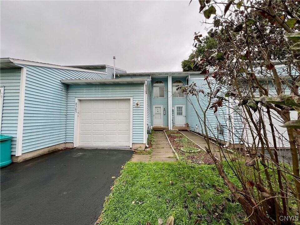 8505 Sextant Dr in Baldwinsville, NY - Building Photo