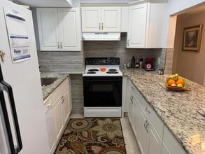 701 Lori Dr, Unit 204 in Palm Springs, FL - Foto de edificio - Building Photo