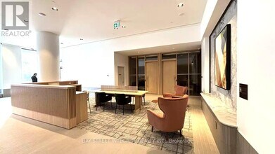 395 Square One Dr in Mississauga, ON - Building Photo - Building Photo