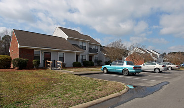 Pine Knoll Manor in Smithfield, NC - Building Photo - Building Photo