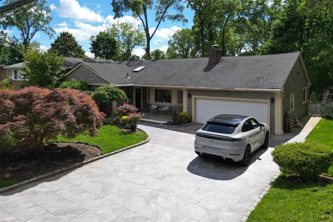 31 Vista Rd in Roslyn Heights, NY - Building Photo - Building Photo