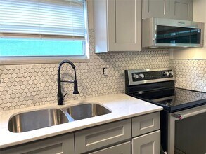 8215 N Brooks St in Tampa, FL - Building Photo - Building Photo