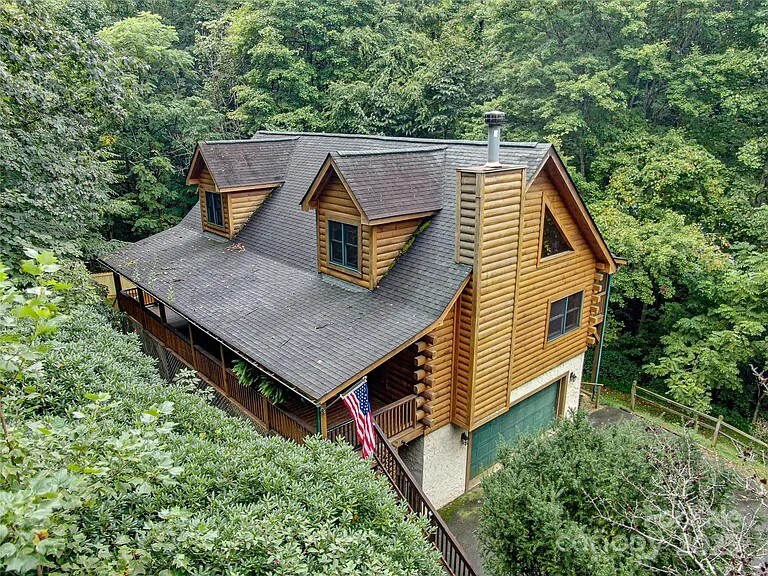 306 Henry Dingus Way in Maggie Valley, NC - Building Photo
