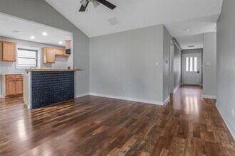 7638 Parker Rd in Houston, TX - Building Photo - Building Photo