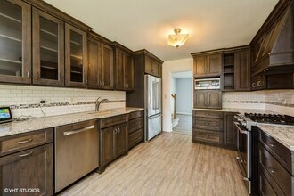 2102 E Robinhood Ln in Arlington Heights, IL - Building Photo - Building Photo
