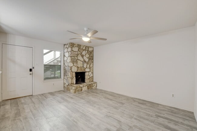 809 Bracewood Cir, Unit A in San Marcos, TX - Building Photo - Building Photo