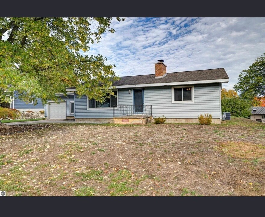 10151 E Grandview Rd in Traverse City, MI - Foto de edificio