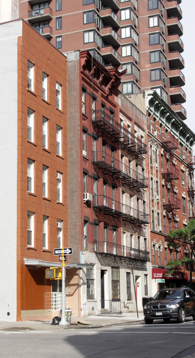 316 E 62nd St in New York, NY - Building Photo