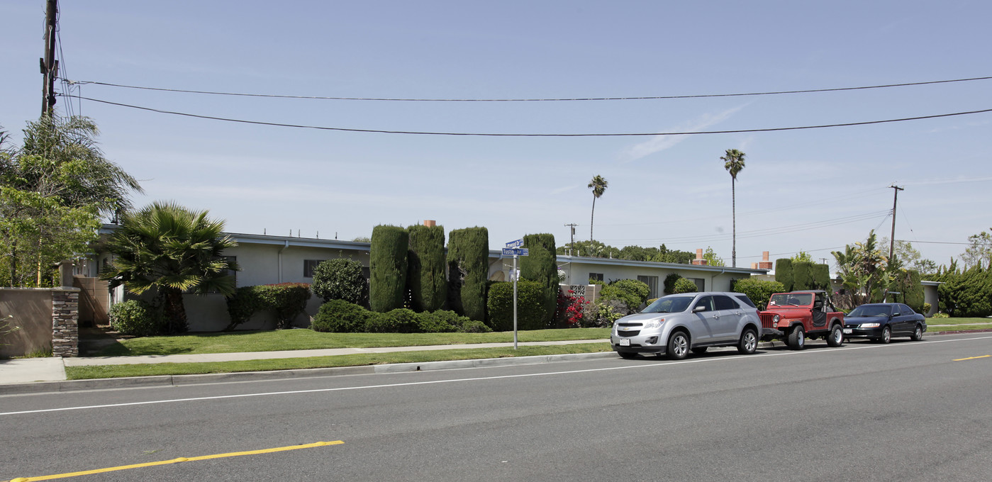 1631-1645 Tustin Ave in Costa Mesa, CA - Building Photo