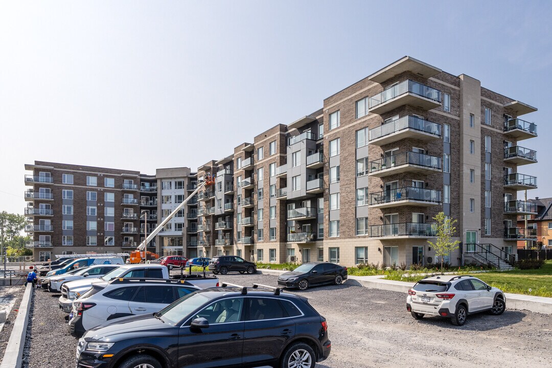 240 Hymus Boul in Pointe-claire, QC - Building Photo