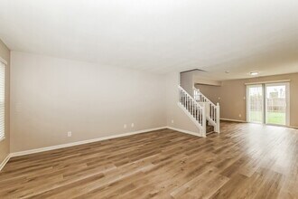 8024 Gathering Ln in Indianapolis, IN - Foto de edificio - Building Photo