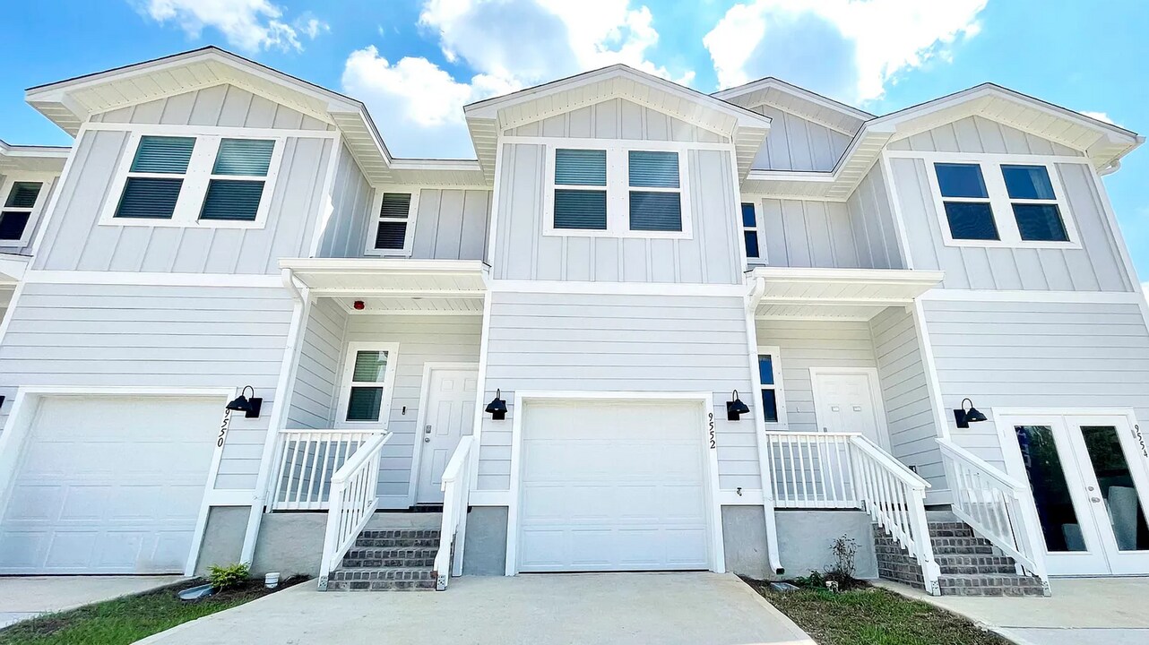 9513 Nature Crk Cir in Bellview, FL - Building Photo