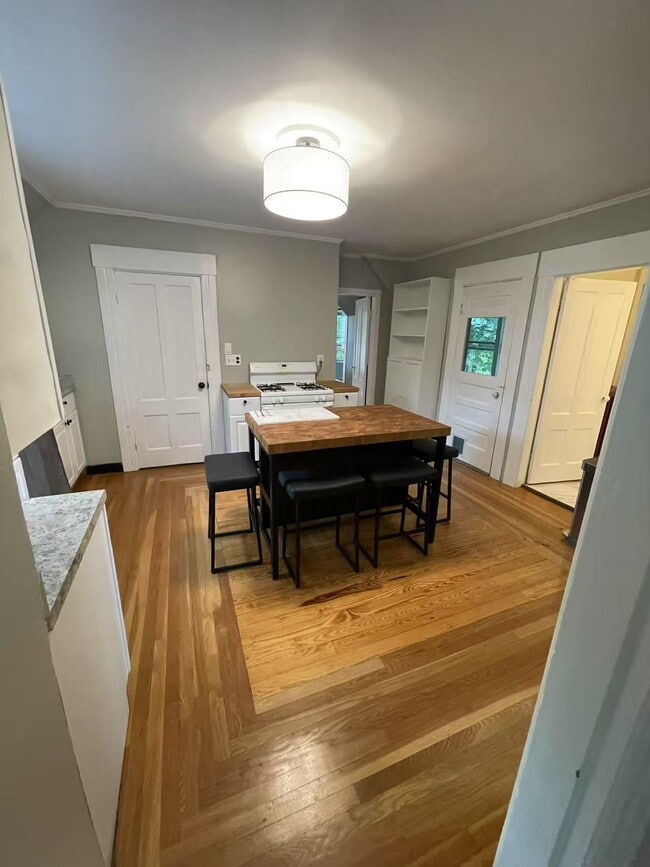 385 Lowell St, Unit 2 in Manchester, NH - Building Photo - Building Photo