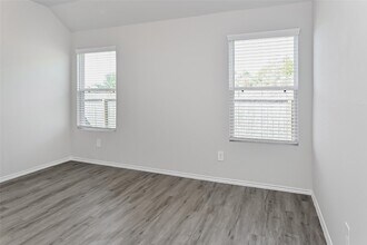 1031 Imperial Heights Dr in Houston, TX - Building Photo - Building Photo