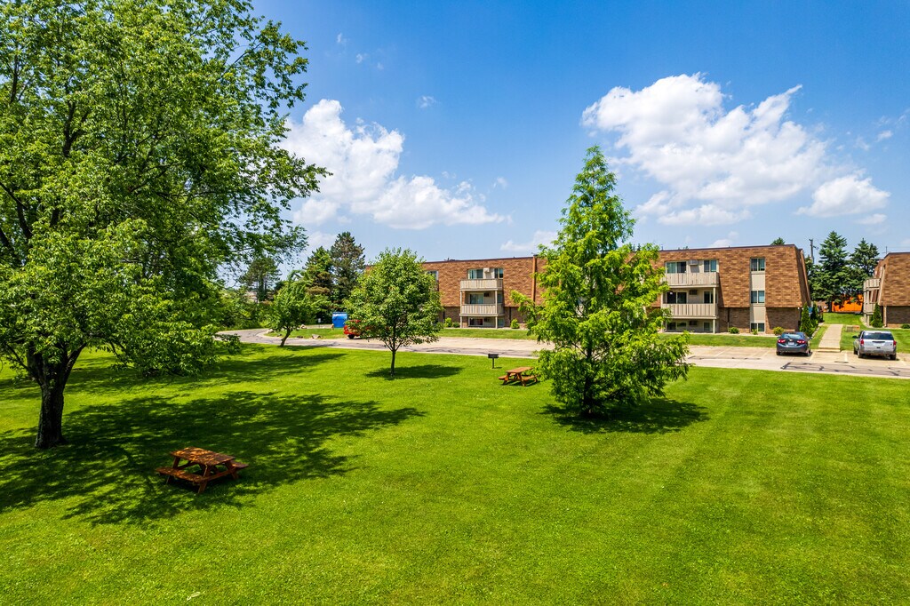 Williamsburg & Portage Pointe Apartments in Wooster, OH
