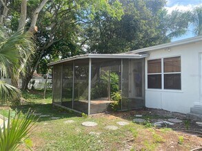 8023 Country Club Rd N in St. Petersburg, FL - Building Photo - Building Photo
