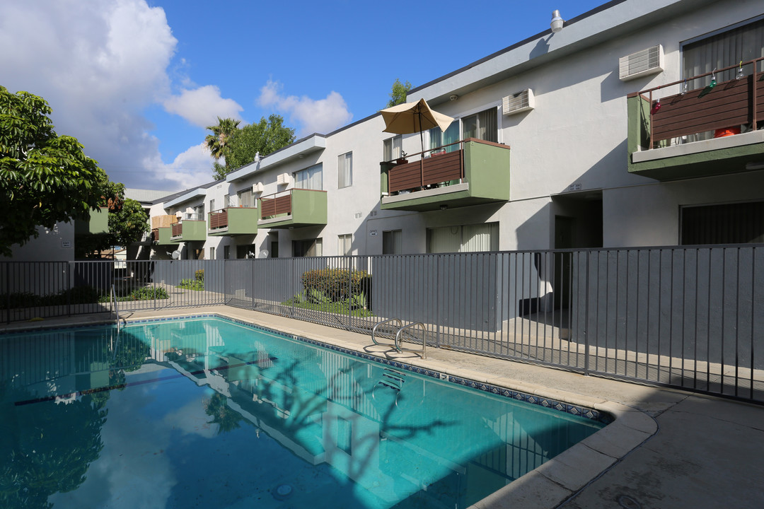 Fairmont Apartments in Canoga Park, CA - Foto de edificio