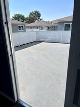 28167 Robin Ave in Santa Clarita, CA - Foto de edificio - Building Photo