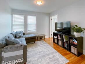 16 Kimball Rd, Unit 2 in Watertown, MA - Foto de edificio - Building Photo