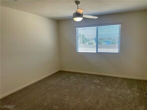 5690 Sunset Amber Ave in Las Vegas, NV - Foto de edificio - Building Photo