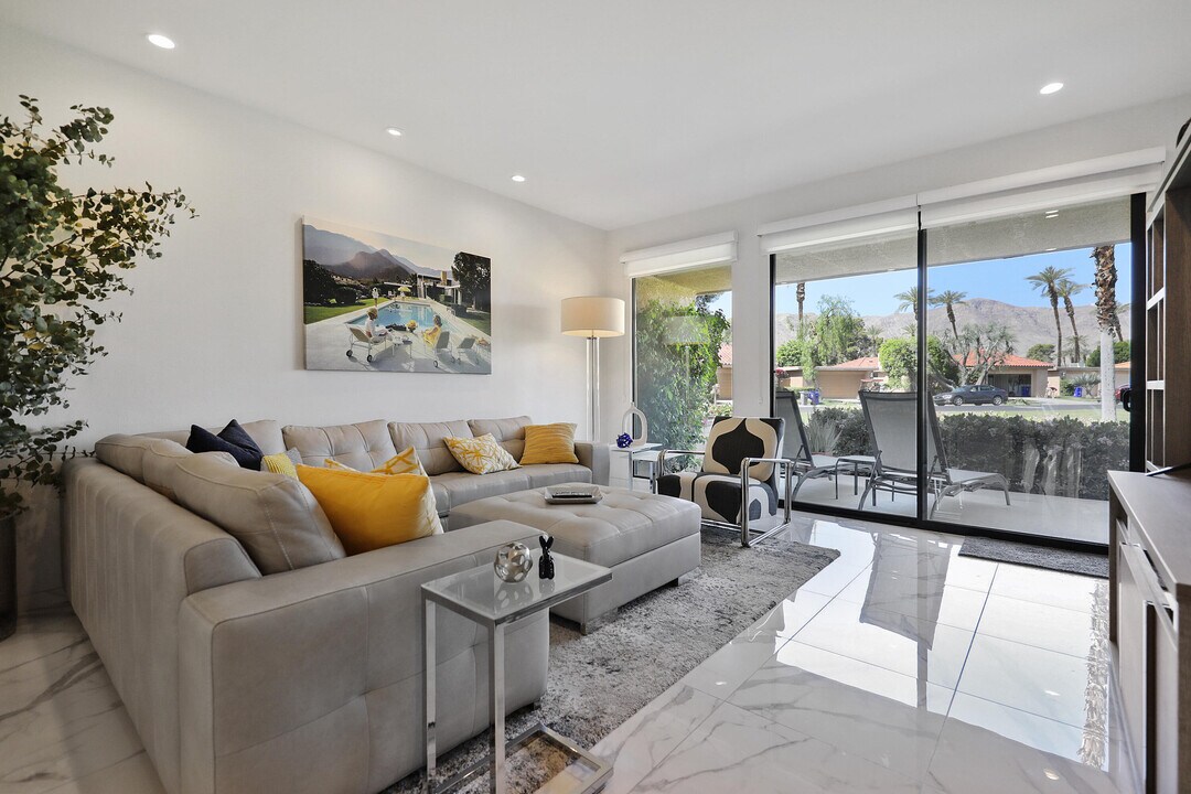 88 La Ronda Dr in Rancho Mirage, CA - Foto de edificio